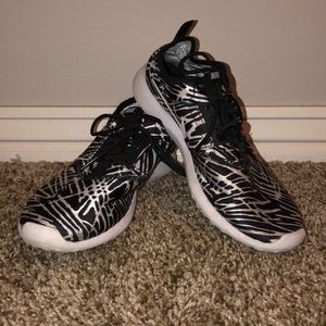 Nike Roche Run Black White Stripe